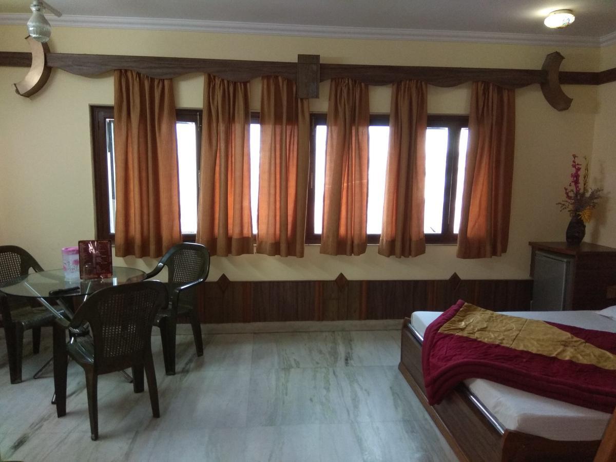 Hotel Cottage Crown Plaza Új-Delhi Kültér fotó