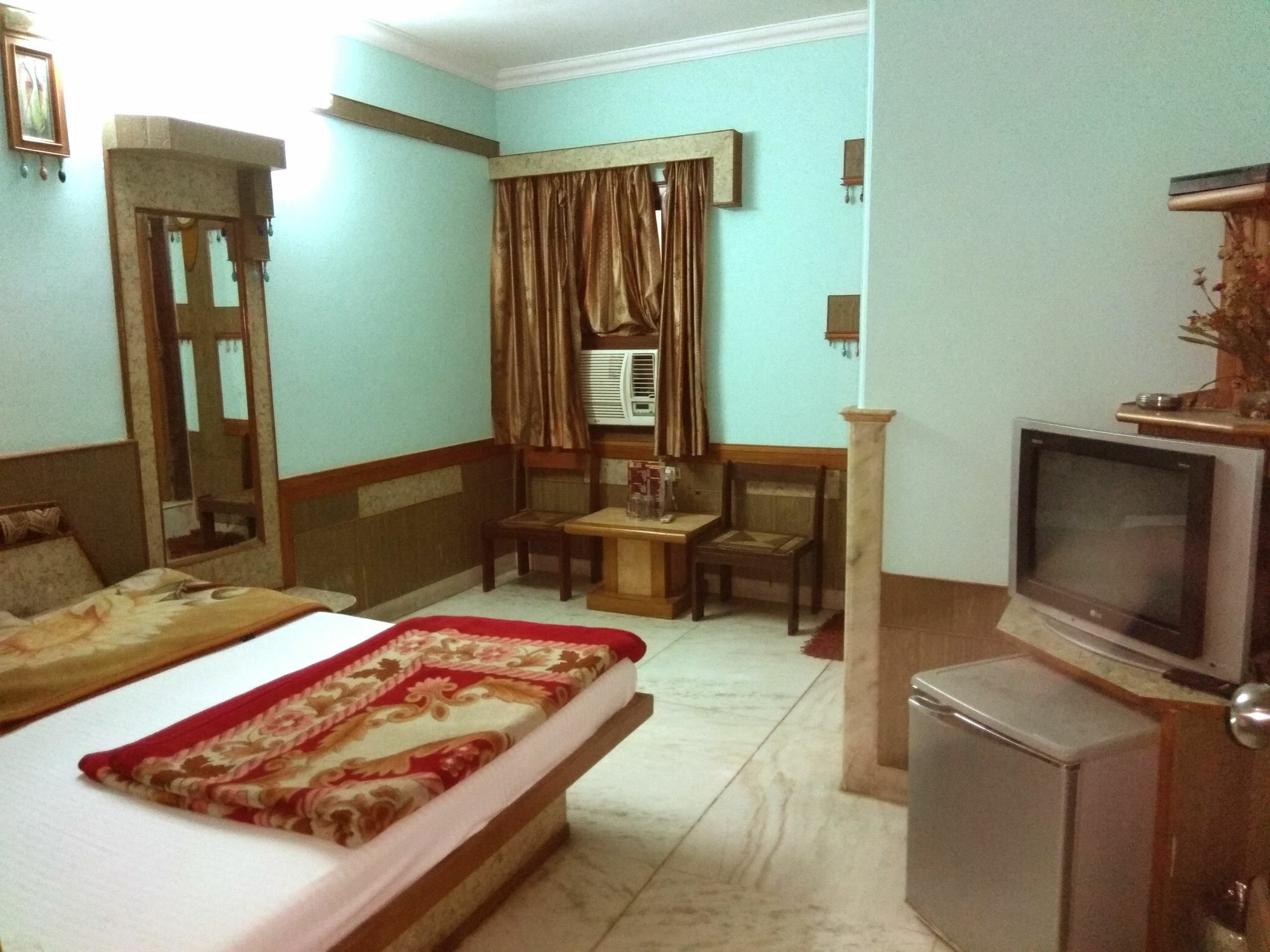 Hotel Cottage Crown Plaza Új-Delhi Kültér fotó