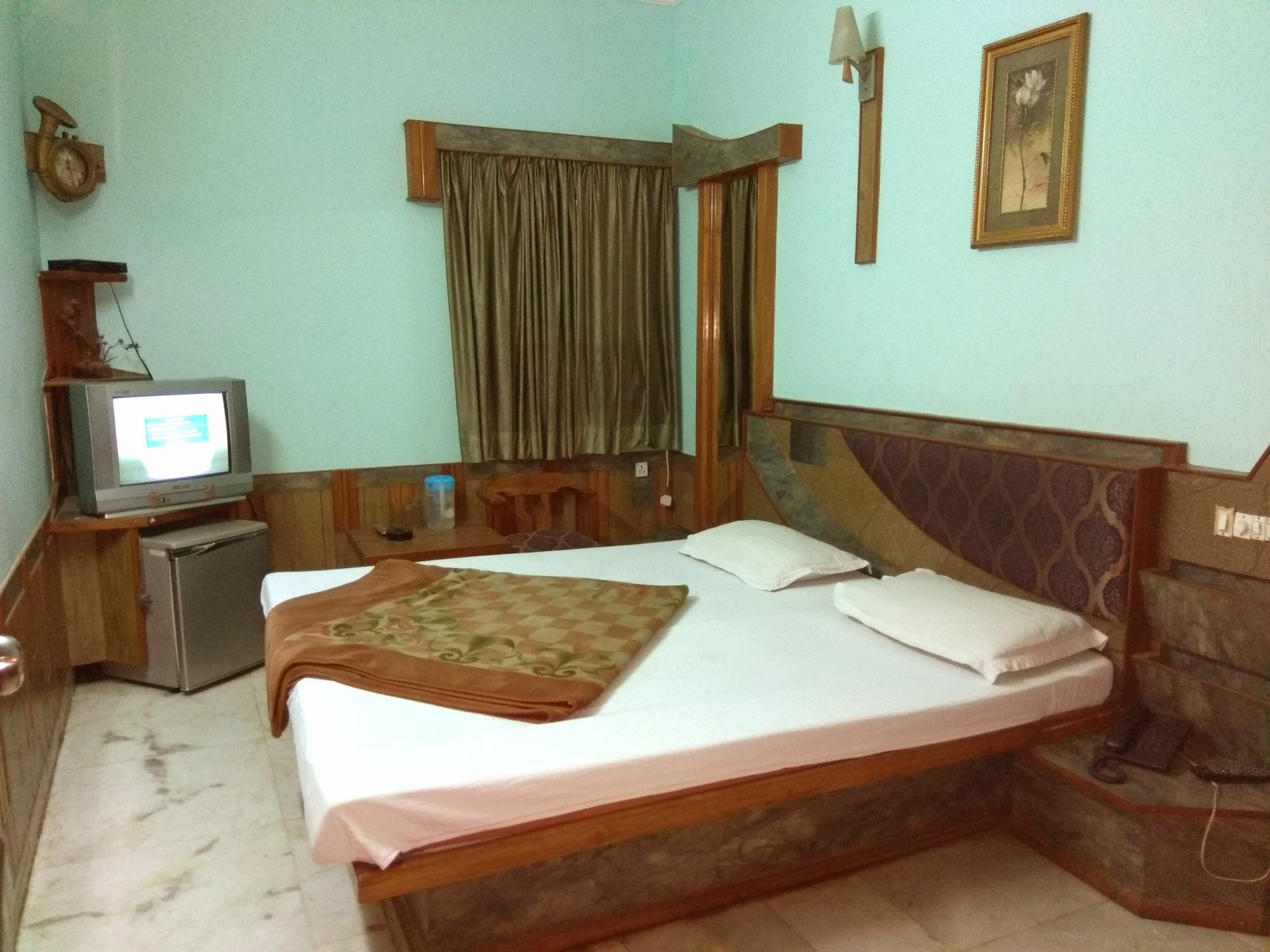 Hotel Cottage Crown Plaza Új-Delhi Kültér fotó