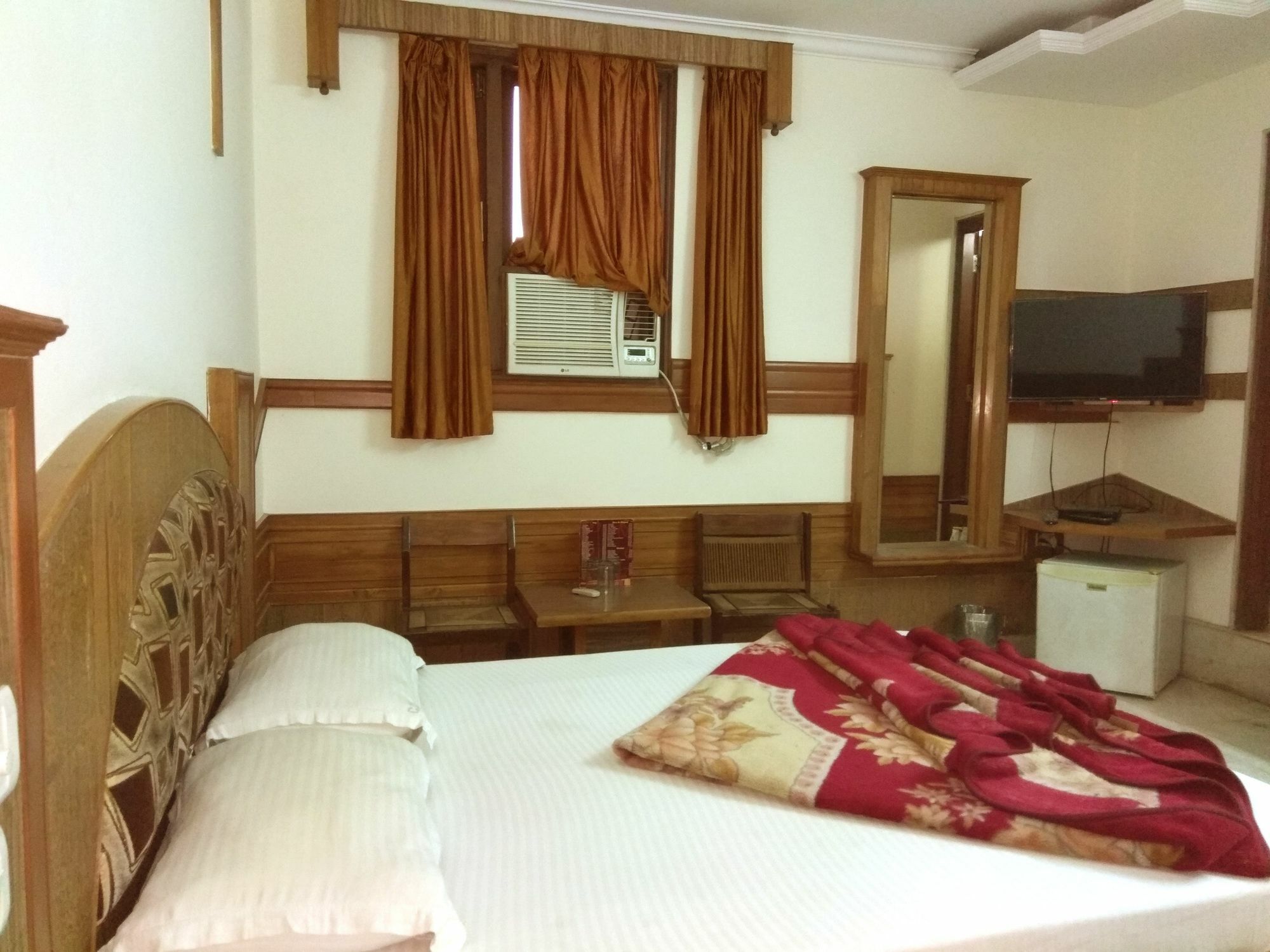 Hotel Cottage Crown Plaza Új-Delhi Kültér fotó