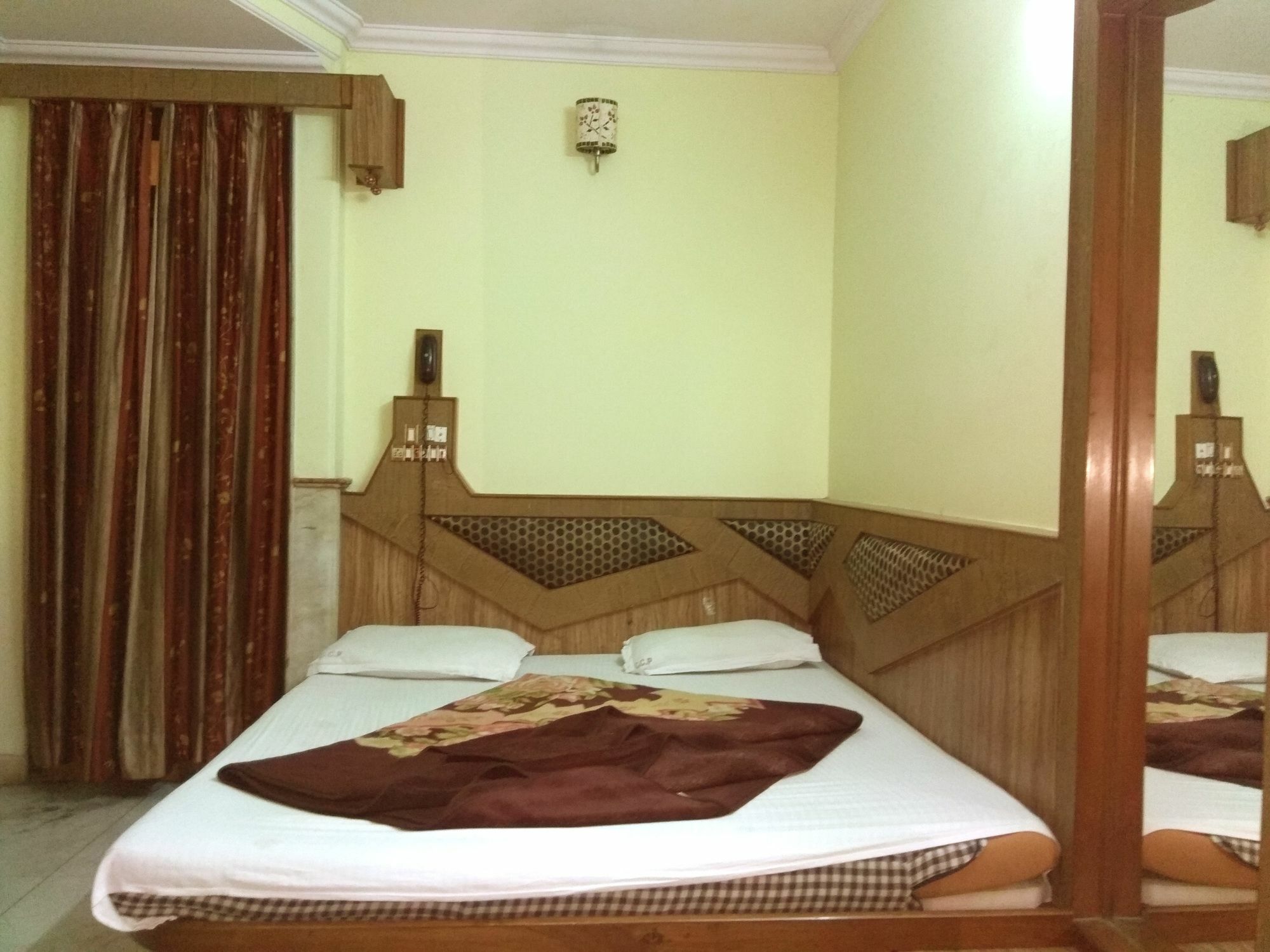 Hotel Cottage Crown Plaza Új-Delhi Kültér fotó