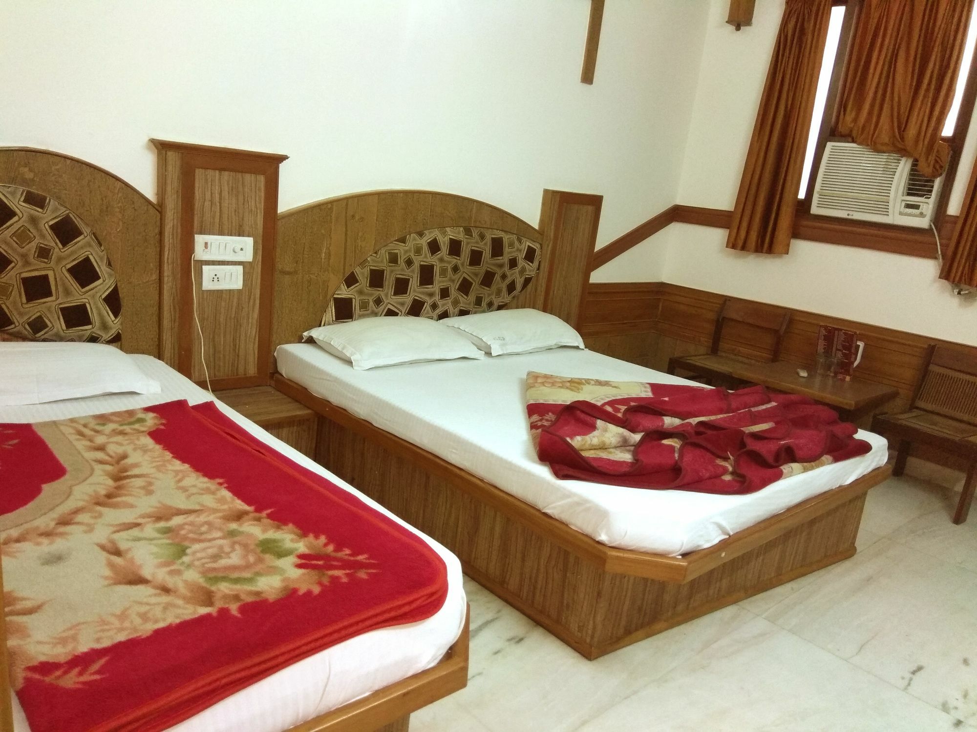 Hotel Cottage Crown Plaza Új-Delhi Kültér fotó