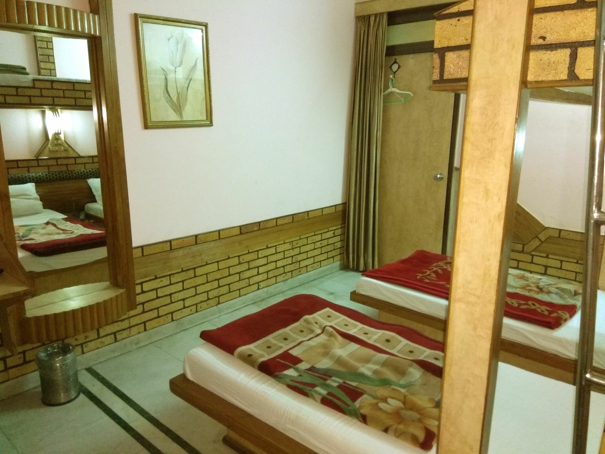 Hotel Cottage Crown Plaza Új-Delhi Kültér fotó