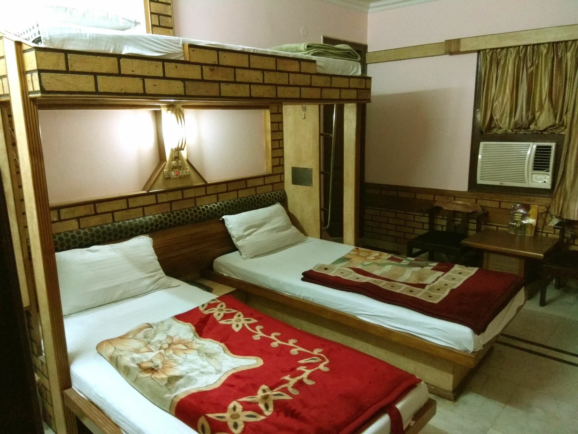 Hotel Cottage Crown Plaza Új-Delhi Kültér fotó
